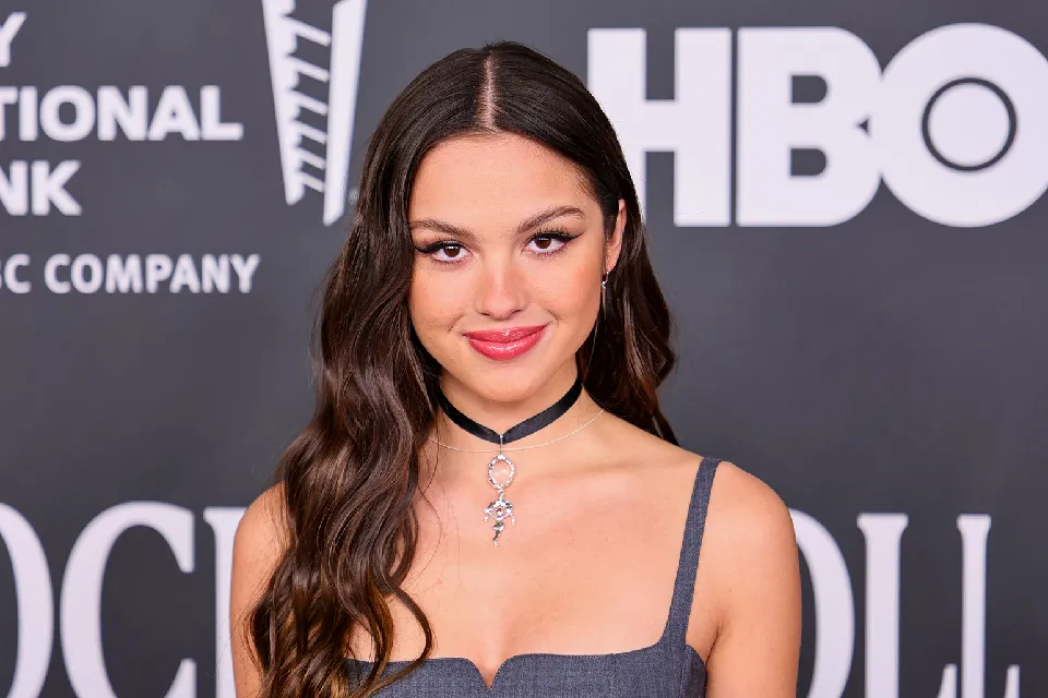 Olivia Rodrigo Opens Up About Feeling Overwhelmed by the Spotlight Following Drivers License_1